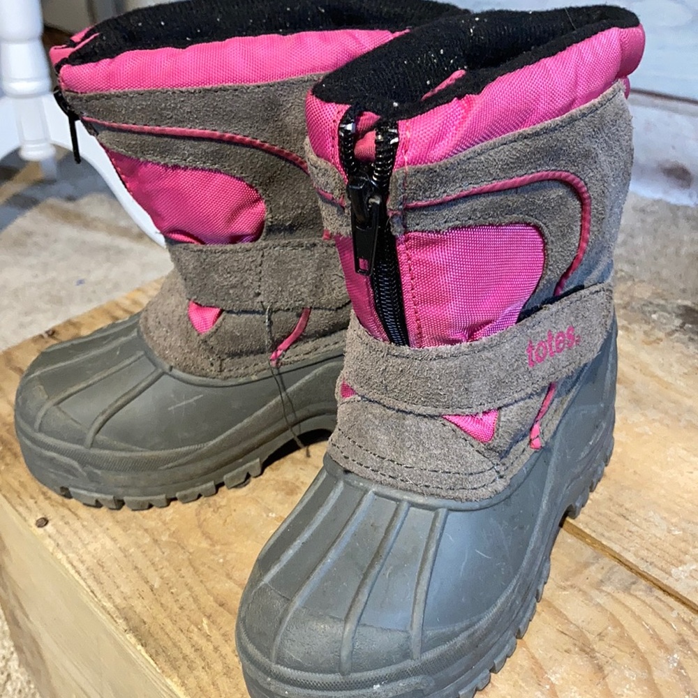 Size 10 Girls Totes winter snow boot. Leather and man made materials.